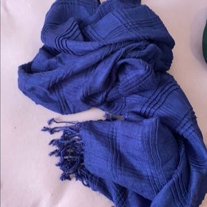 Blue women’s scarf that is expand able